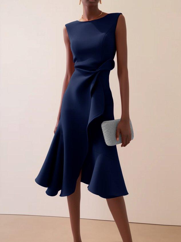 Vestido midi vermelho sem mangas, elegante, em corte A, com detalhe torcido na cintura, perfeito para usar do dia à noite.