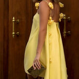 Vestido curto solto com alças e estampa floral chique