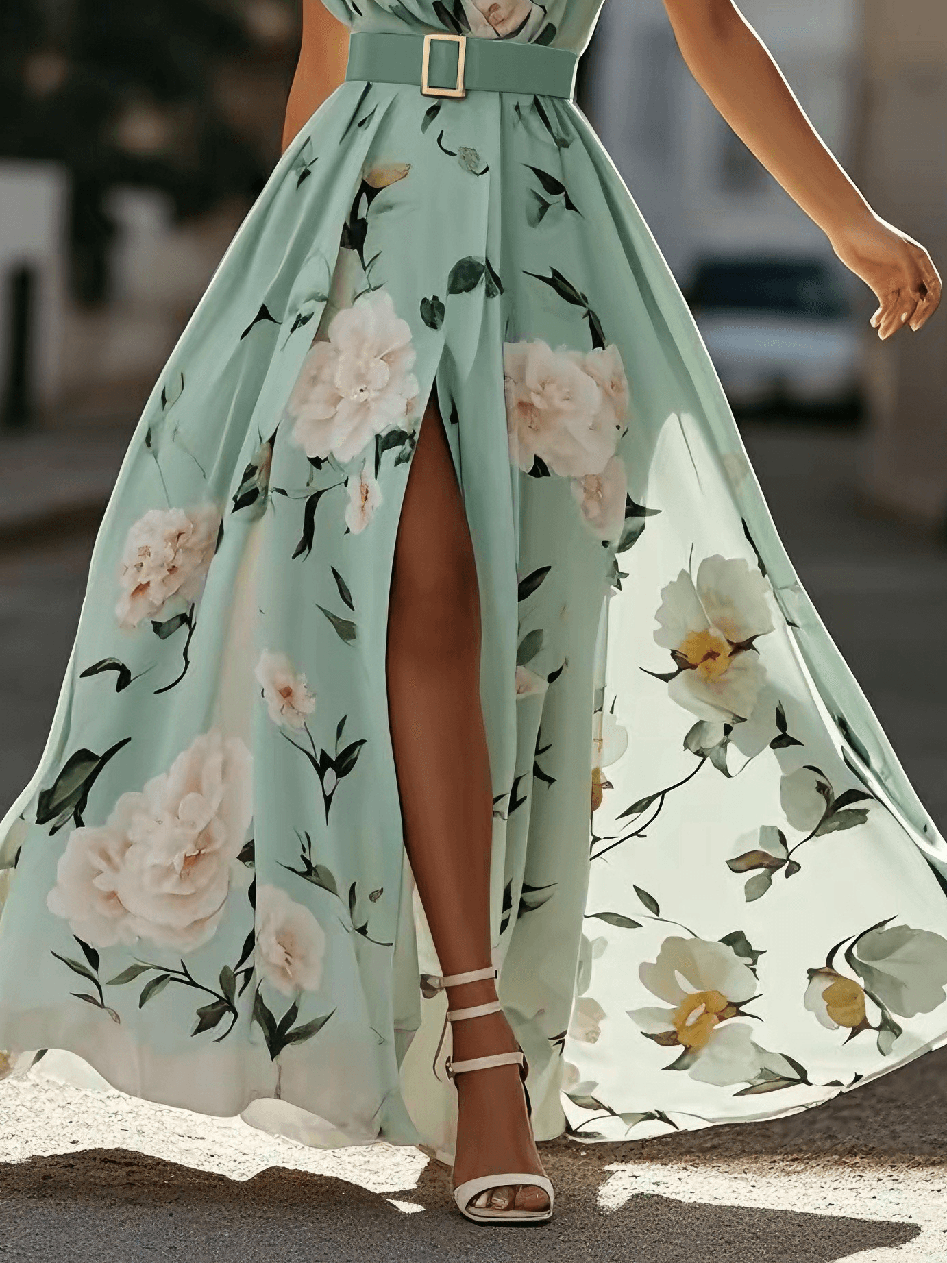 Vestido longo de chiffon verde claro com estampa floral, drapeado e um ombro só.
