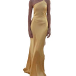 Vestido de festa elegante com ombros inclinados e cor sólida