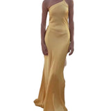 Vestido de festa elegante com ombros inclinados e cor sólida