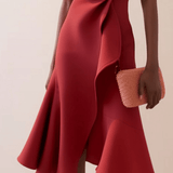 Vestido midi vermelho sem mangas, elegante, em corte A, com detalhe torcido na cintura, perfeito para usar do dia à noite.