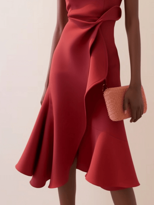 Vestido midi vermelho sem mangas, elegante, em corte A, com detalhe torcido na cintura, perfeito para usar do dia à noite.