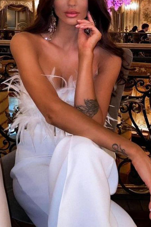 Macacão justo e sexy com ombros à mostra e modelagem justa, estilo anos 360.