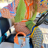 Calças Bloomer folgadas com estampa colorida exclusiva, cintura elástica e bolsos.