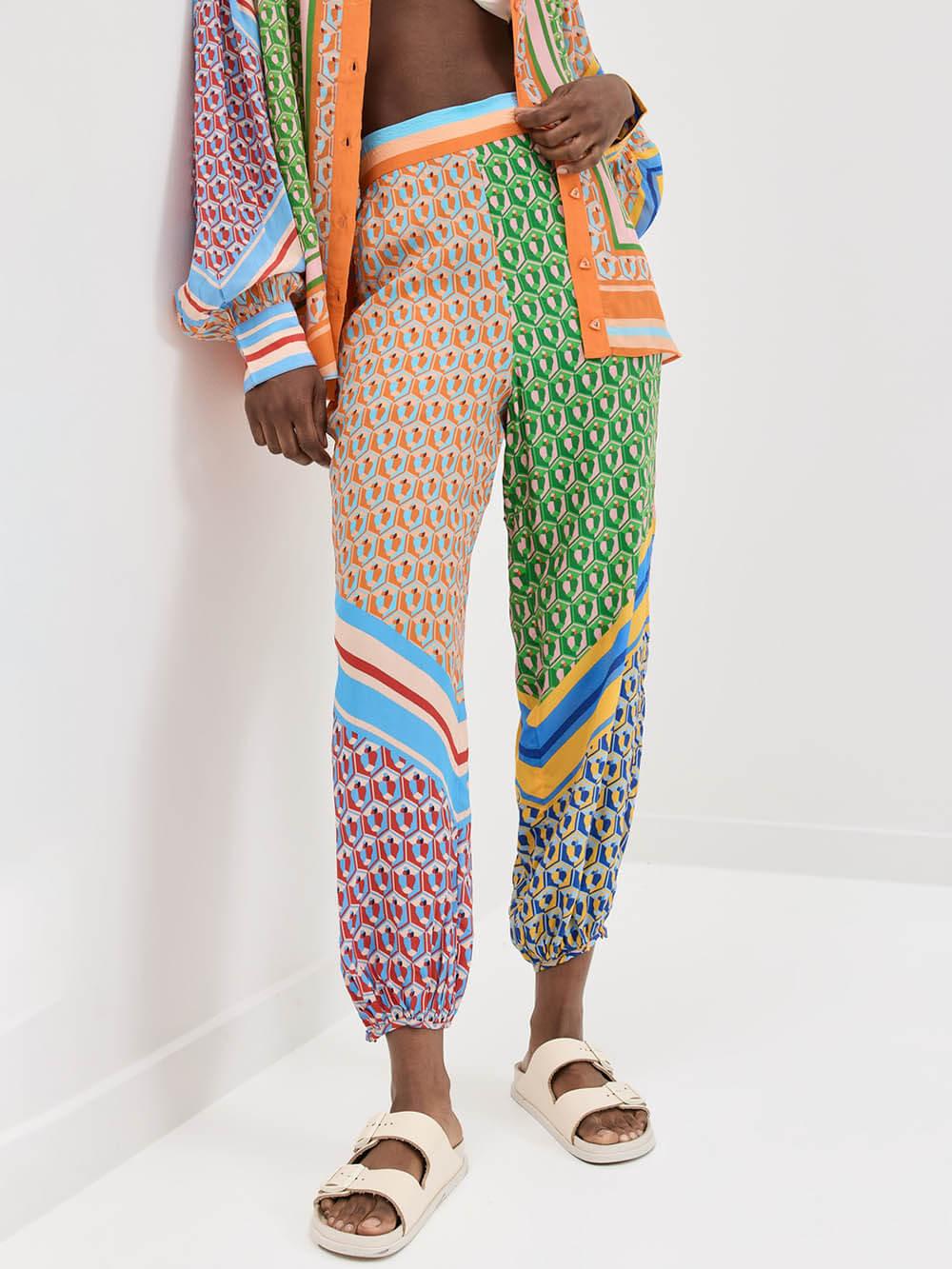 Calças Bloomer folgadas com estampa colorida exclusiva, cintura elástica e bolsos.