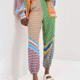 Calças Bloomer folgadas com estampa colorida exclusiva, cintura elástica e bolsos.