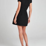 Vestido curto com bolsos e detalhes em pérolas, requintado e divertido