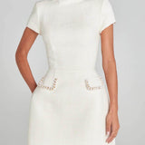 Vestido curto com bolsos e detalhes em pérolas, requintado e divertido