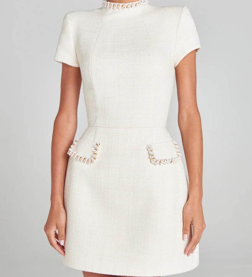 Vestido curto com bolsos e detalhes em pérolas, requintado e divertido