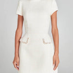 Vestido curto com bolsos e detalhes em pérolas, requintado e divertido