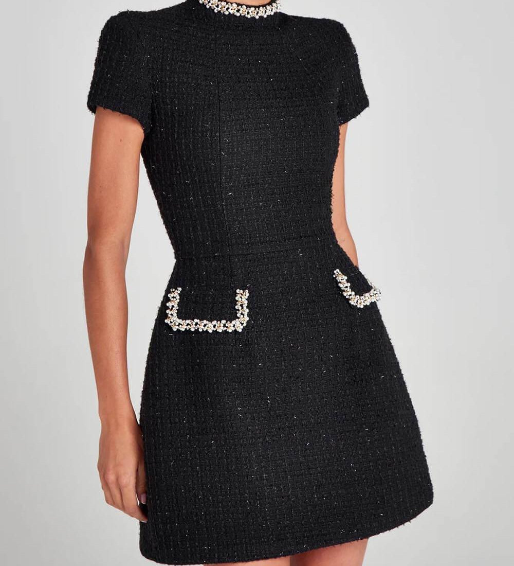 Vestido curto com bolsos e detalhes em pérolas, requintado e divertido