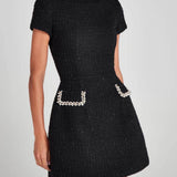 Vestido curto com bolsos e detalhes em pérolas, requintado e divertido