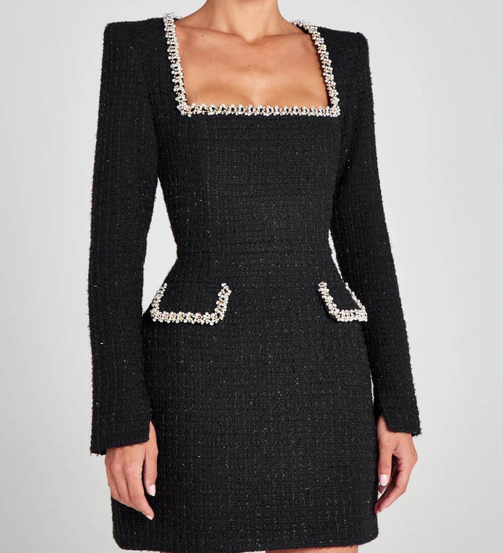 Vestido curto com bolsos e detalhes em pérolas, requintado e divertido