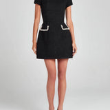 Vestido curto com bolsos e detalhes em pérolas, requintado e divertido