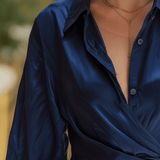 VESTIDO MINI CAMISERO DE SATÉN AZUL MARINO CON PLISADO ASIMÉTRICO - VALERINA MARBELLA