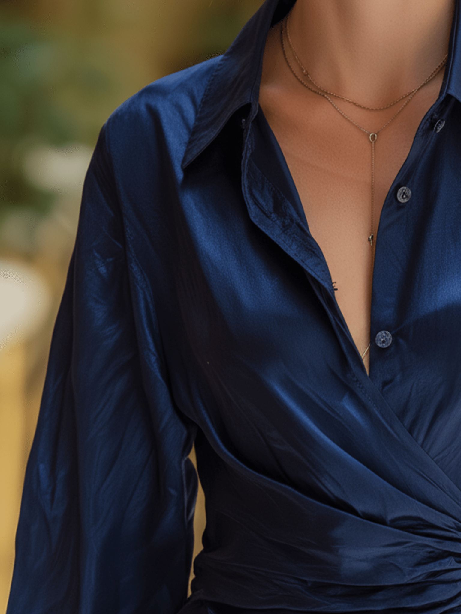 VESTIDO MINI CAMISERO DE SATÉN AZUL MARINO CON PLISADO ASIMÉTRICO - VALERINA MARBELLA