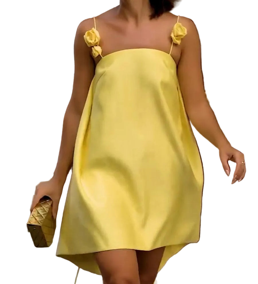 Vestido curto solto com alças e estampa floral chique