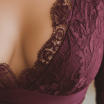 VESTIDO LARGO BURDEOS DE SATÉN CON ENCAJE, PLISADO Y ESCOTE EN PICO - VALERINA MARBELLA