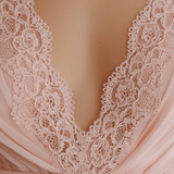 VESTIDO MINI DE GASA ROSA BLUSH CON DETALLES DE ENCAJE - VALERINA MARBELLA