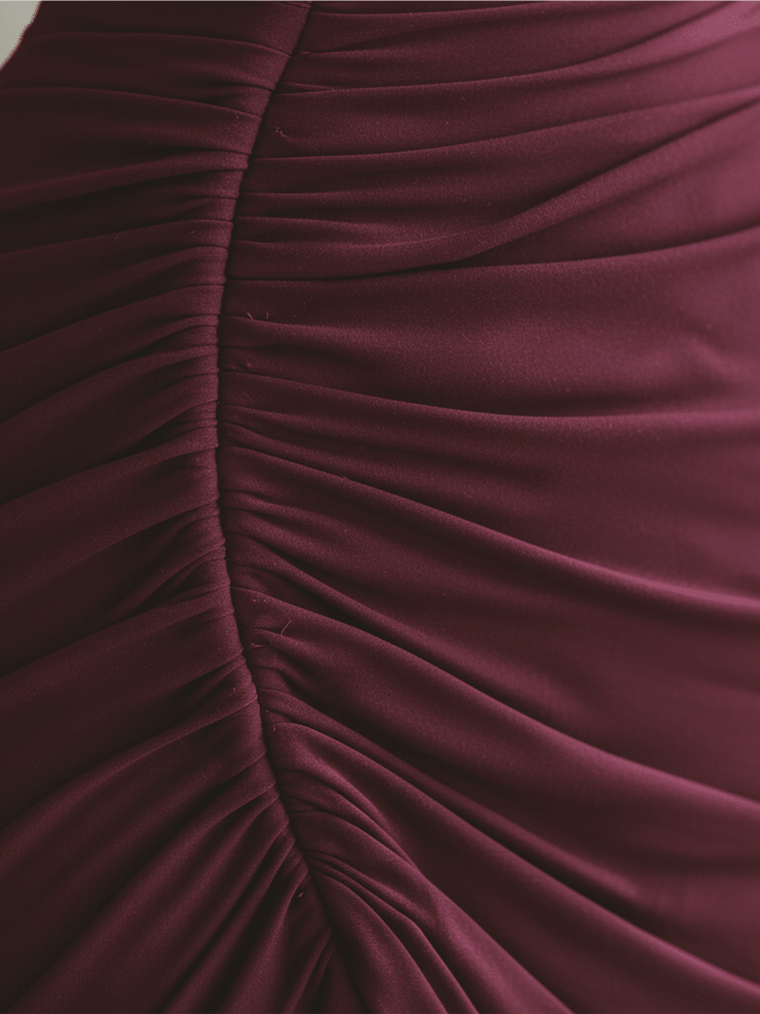 VESTIDO LARGO BURDEOS DE SATÉN CON ENCAJE, PLISADO Y ESCOTE EN PICO - VALERINA MARBELLA