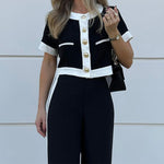 Conjunto de duas peças elegante e casual, composto por top curto e calça reta.
