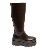 BOTAS ALTAS MARRONES CON EXPRESIÓN ELEGANTE