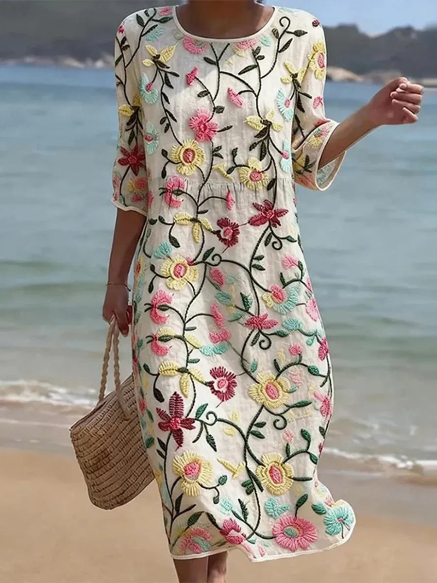 VESTIDO DE PLAYA CON BORDADO FLORAL – CORTE SUELTO