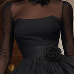 Vestido curto preto com saia bufante e detalhes em tule