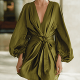VESTIDO MINI DE SATÉN VERDE OLIVA CON ESCOTE EN V - VALERINA MARBELLA