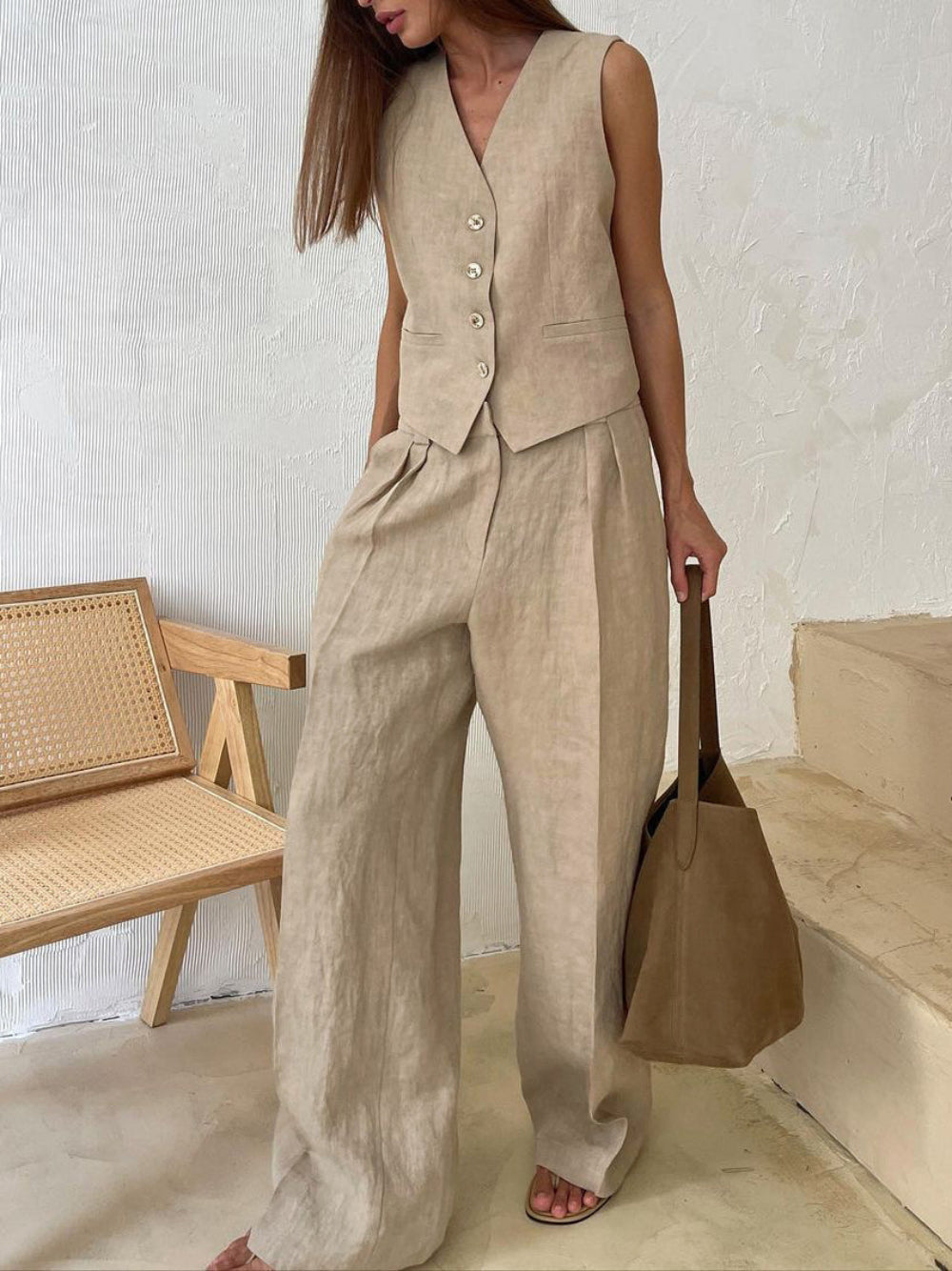 Conjunto clássico de calça pantalona com decote em V e pregas em algodão e linho.