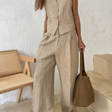 Conjunto clássico de calça pantalona com decote em V e pregas em algodão e linho.