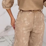 Terno com textura patchwork e bordado