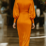 VESTIDO MIDI DE SATÉN NARANJA CON MANGAS ABULLONADAS - VALERINA MARBELLA