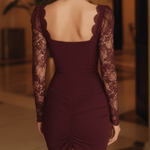 VESTIDO CORTO BURDEOS DE ENCAJE CON ESCOTE CUADRADO - VALERINA MARBELLA