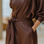 VESTIDO LARGO DE SATÉN MARRÓN CHOCOLATE CON DISEÑO DE UN HOMBRO - VALERINA MARBELLA