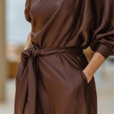 VESTIDO LARGO DE SATÉN MARRÓN CHOCOLATE CON DISEÑO DE UN HOMBRO - VALERINA MARBELLA