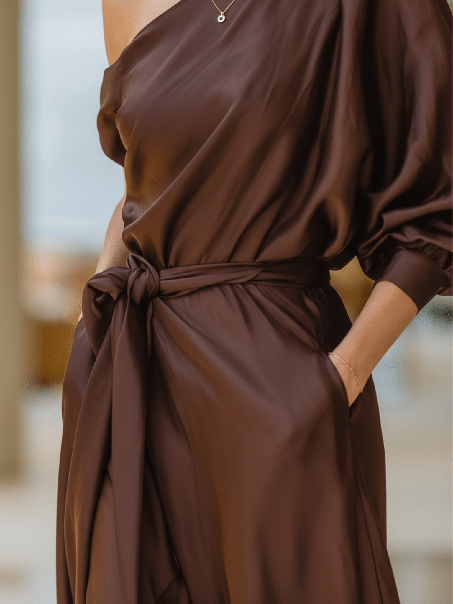 VESTIDO LARGO DE SATÉN MARRÓN CHOCOLATE CON DISEÑO DE UN HOMBRO - VALERINA MARBELLA