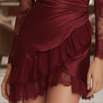 VESTIDO CORTO ENVOLVENTE DE SATÉN BURDEOS CON ENCAJE - VALERINA MARBELLA