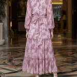 VESTIDO LARGO ROSA EMPOLVADO CON VOLANTES Y CINTURÓN A JUEGO - VALERINA MARBELLA