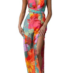 Vestido longo floral com decote em V, sem mangas, amarração nas costas e fenda.