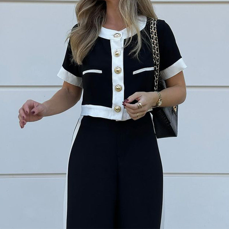 Conjunto de duas peças elegante e casual, composto por top curto e calça reta.