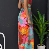 Vestido longo floral com decote em V, sem mangas, amarração nas costas e fenda.