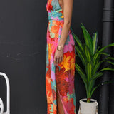 Vestido longo floral com decote em V, sem mangas, amarração nas costas e fenda.