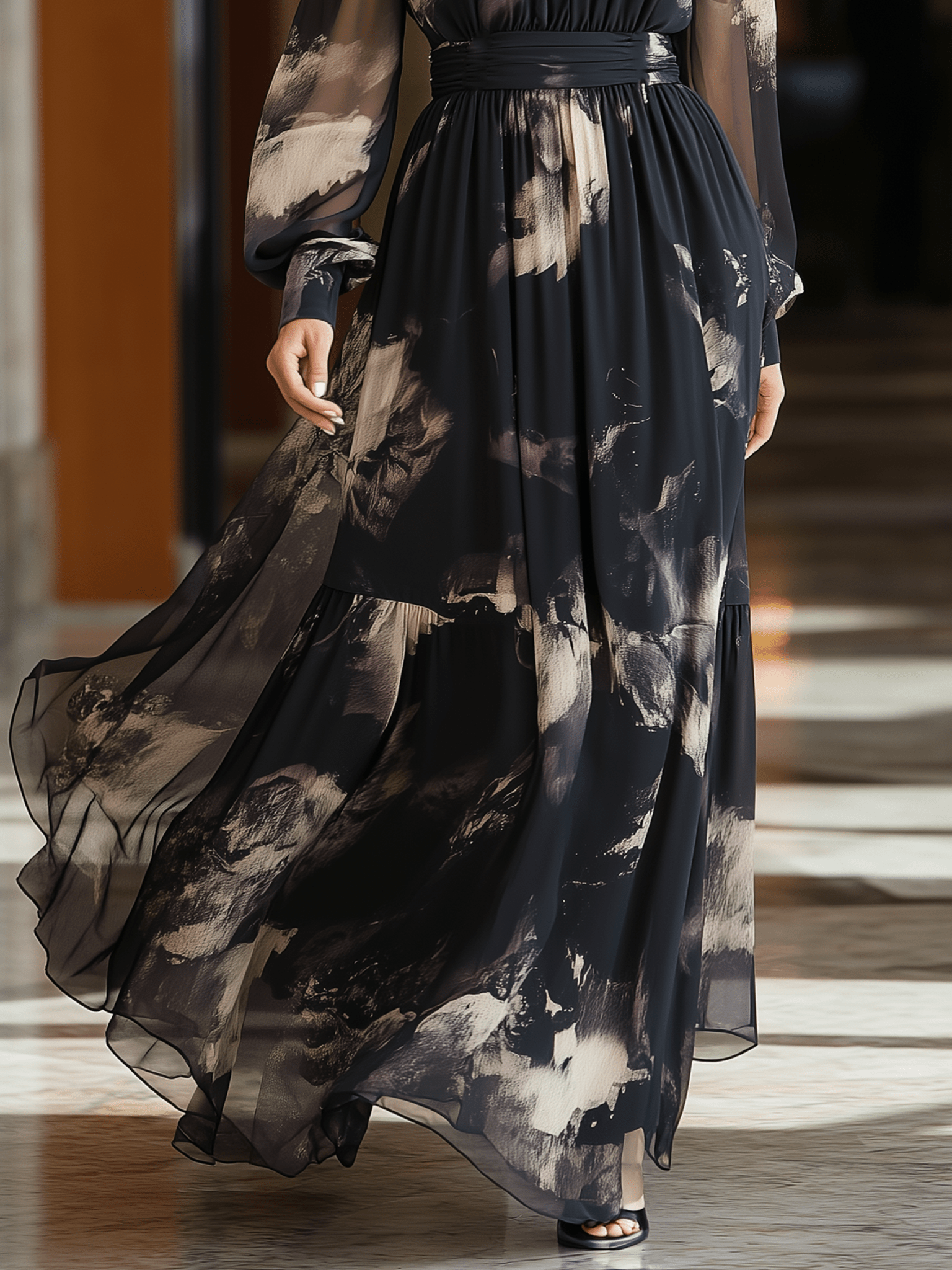 VESTIDO LARGO DE GASA CON ESTAMPADO ABSTRACTO NEGRO Y DORADO - VALERINA MARBELLA