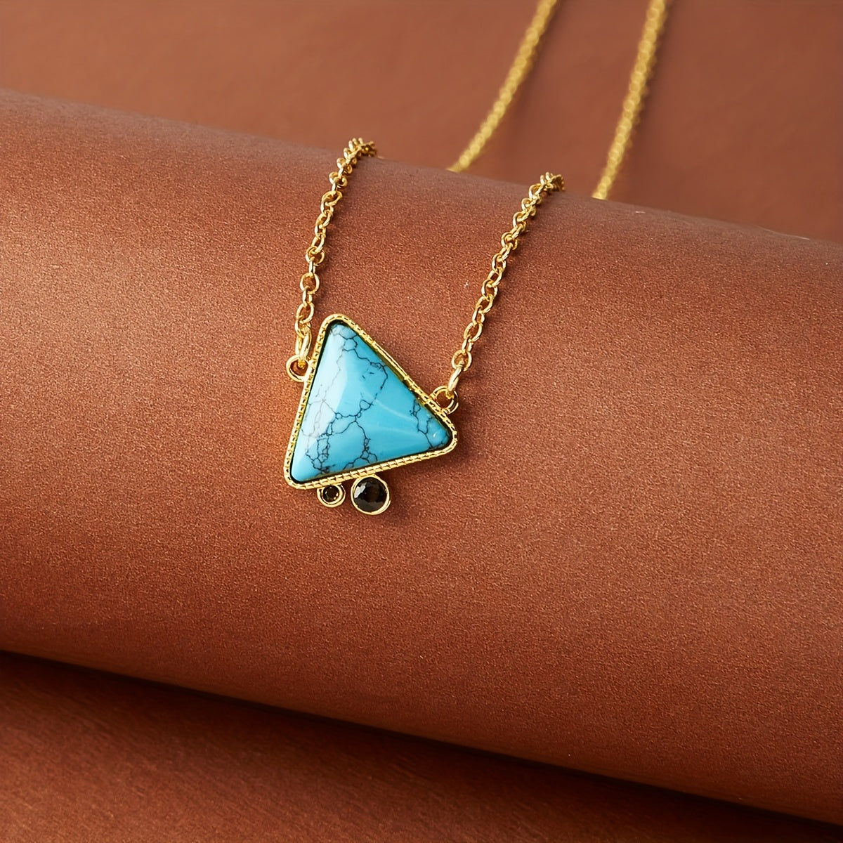 COLLAR ELEGANTE GÉOMÉTRIQUE TURQUESA TRIANGLE COLGANTE