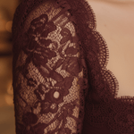 VESTIDO CORTO BURDEOS DE ENCAJE CON ESCOTE CUADRADO - VALERINA MARBELLA