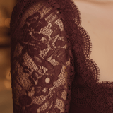 VESTIDO CORTO BURDEOS DE ENCAJE CON ESCOTE CUADRADO - VALERINA MARBELLA