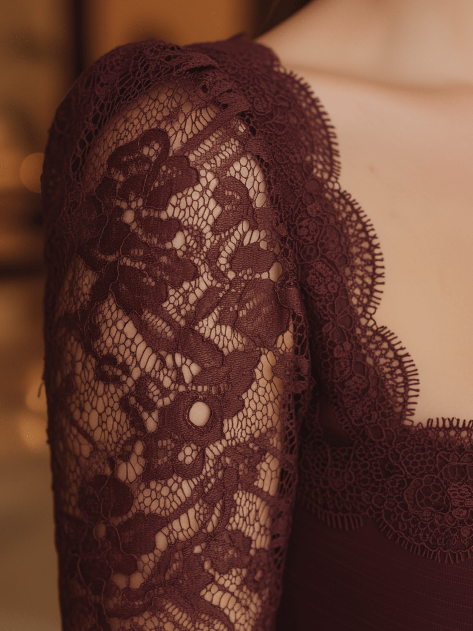 VESTIDO CORTO BURDEOS DE ENCAJE CON ESCOTE CUADRADO - VALERINA MARBELLA