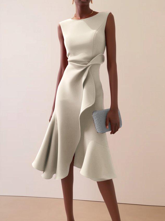 Vestido midi vermelho sem mangas, elegante, em corte A, com detalhe torcido na cintura, perfeito para usar do dia à noite.